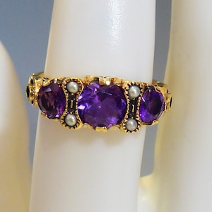 Fino anillo de amatista y perlas de estilo victoriano de oro macizo de 9 quilates