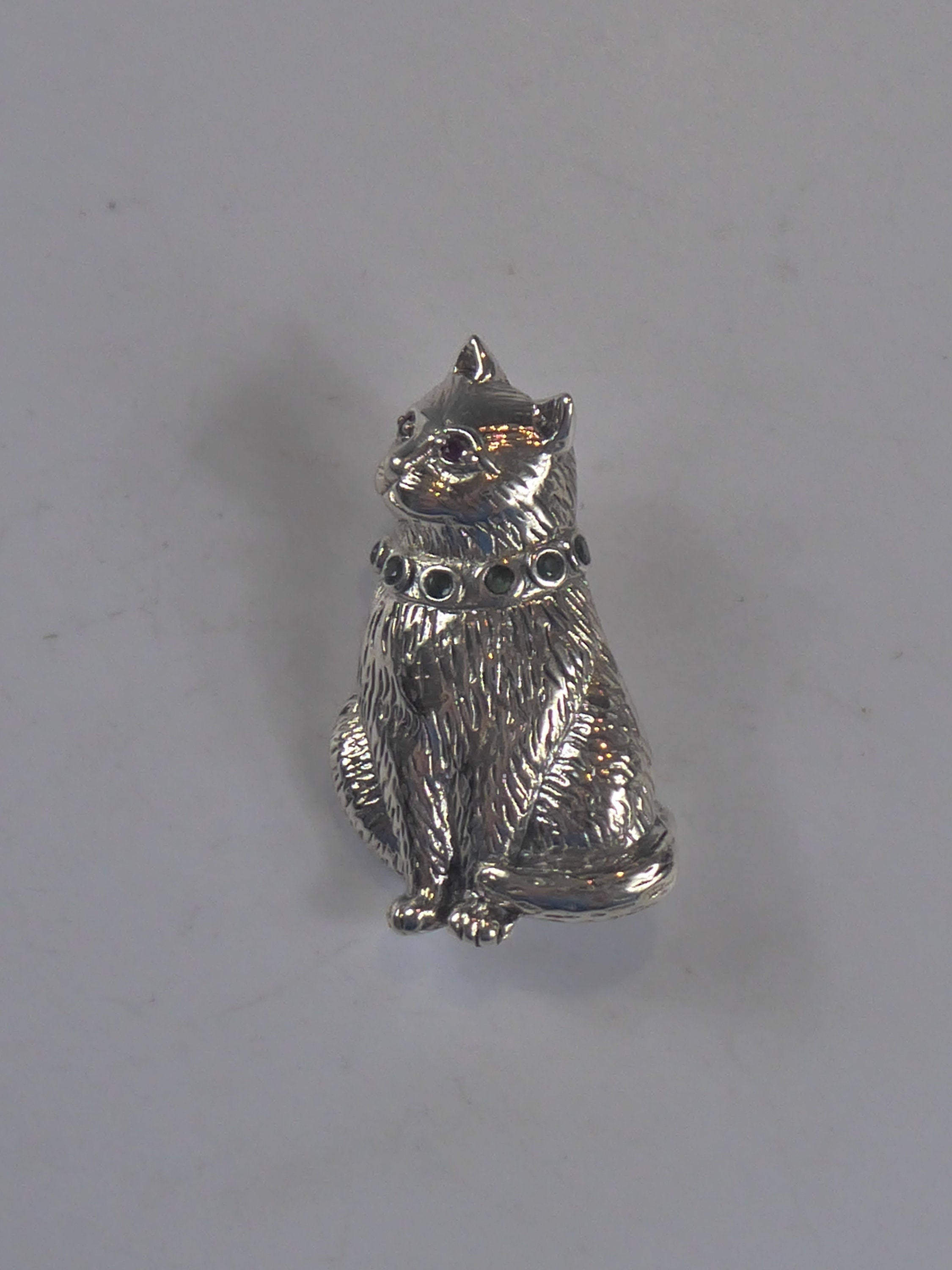 エメラルドカラーとルビーの目が付いたかわいいシルバーの猫のブローチ