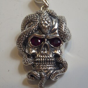 Pendentif tête de mort & serpent serti argent avec yeux sertis