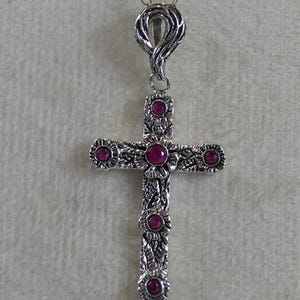 Collana con ciondolo a croce in argento e rubino