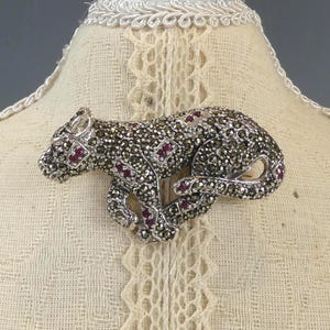 Fine art-decostijl zilveren set echte robijn en marcasiet Panther Cat-broche