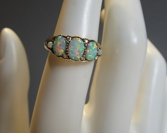 Fijne 9 kt massief gouden ring in Victoriaanse stijl met echte diamant en opaal