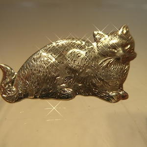 A Very Cute Solid Silver  lying cat brooch