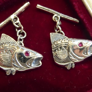 Conjunto de gemelos con forma de cabeza de pez maciza y ojos de rubí.
