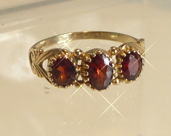 Fine Vintage 9ct Solid Gold & Three Garnet set Ring