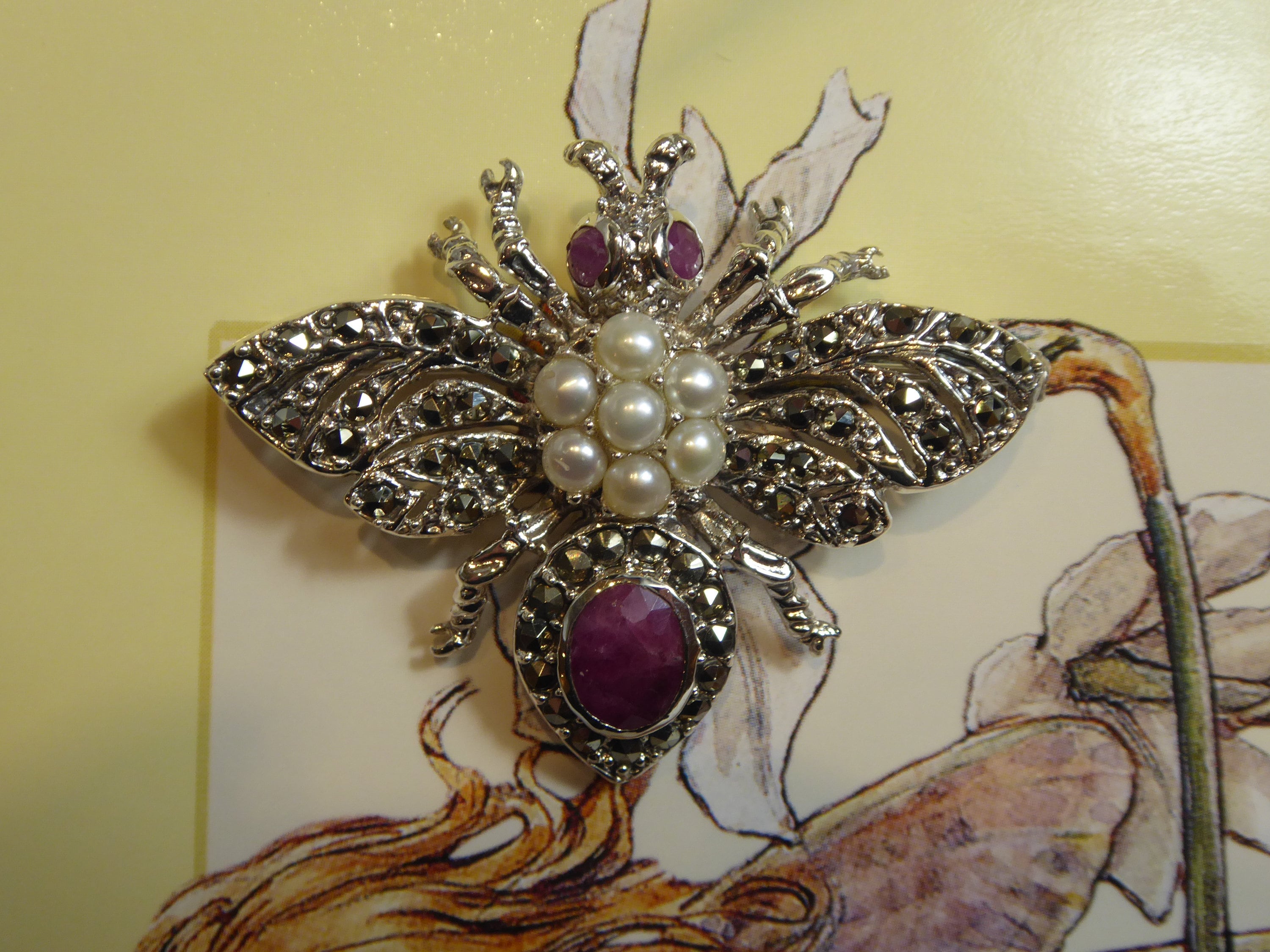 シルバーマーカサイト、ルビー、パールセットのビーブローチ