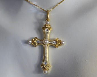 Collana con perle sintetiche e pendente a croce