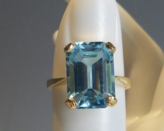 Fine Art Deco Style 9ct Solid Gold Large  Emerald Cut Blue Topaz set Ring