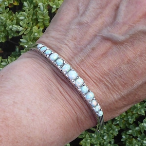 Armring i viktoriansk stil med massivt silver och opal