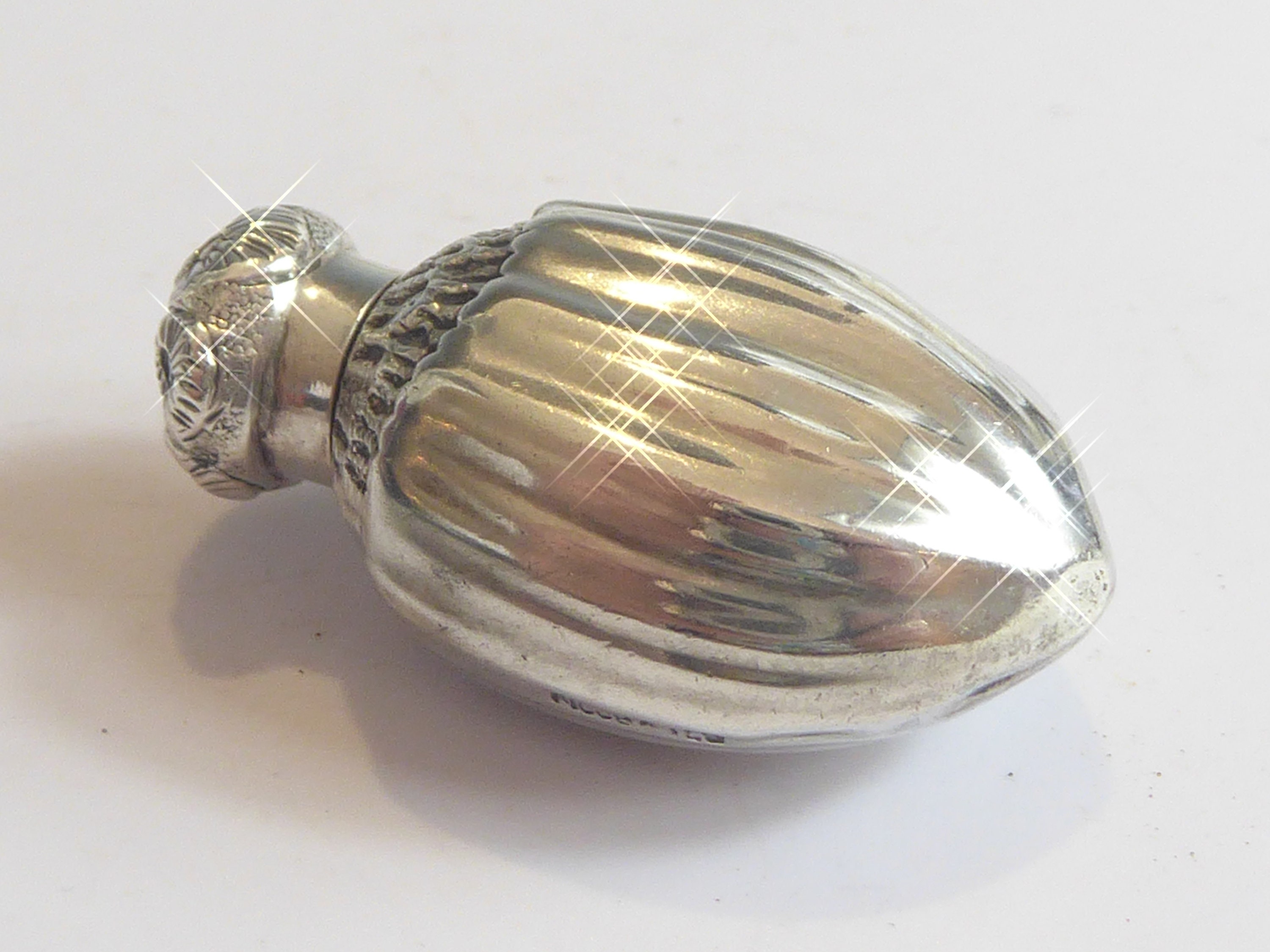 1889 年製のアンティーク シルバー ヘーゼルナッツ型香水瓶