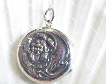 Zilveren medaillon in jugendstilstijl aan zilveren ketting