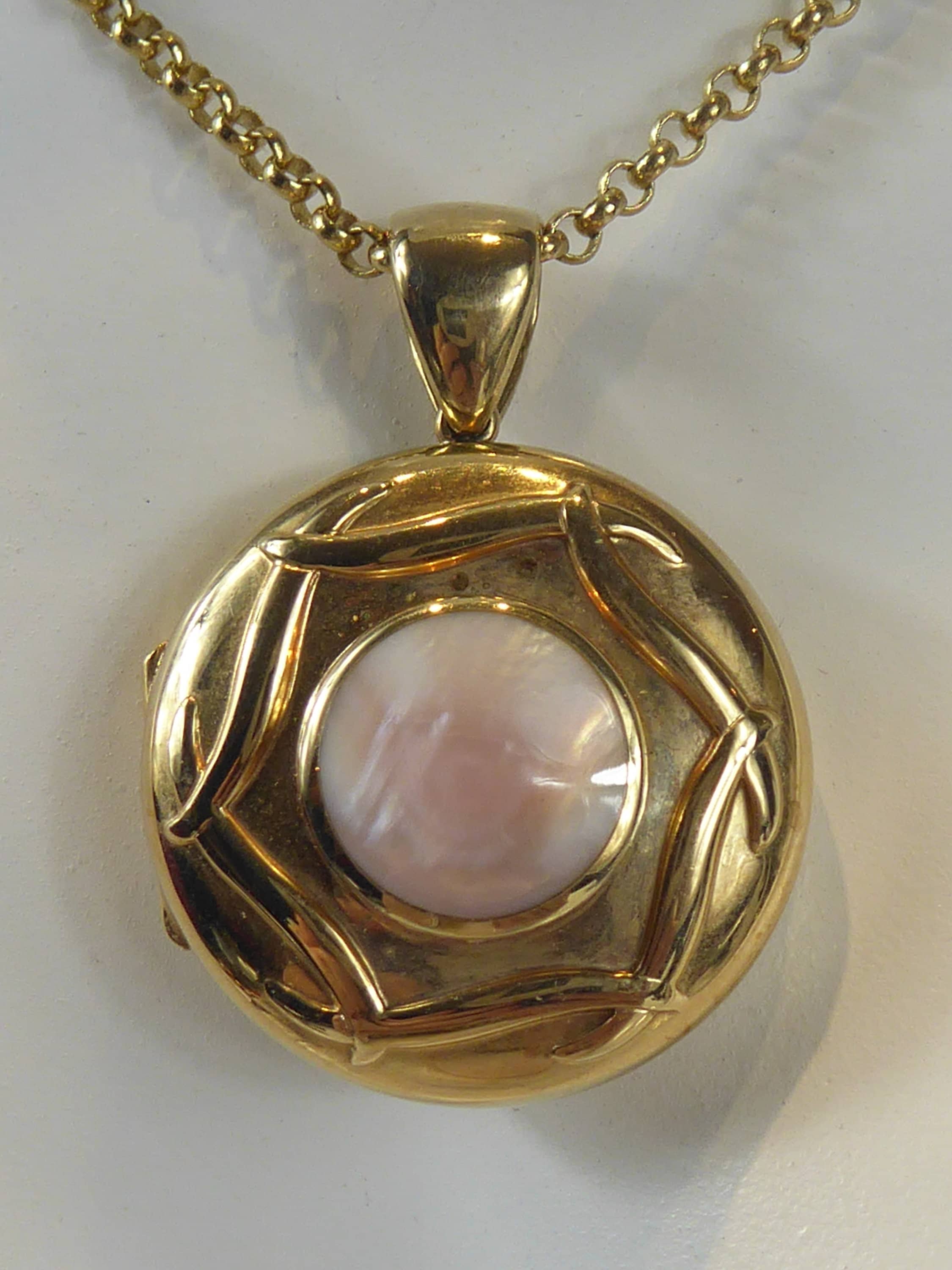 Stunning Heavy 9ct Gold Mother of Pearl Locket on a Heavy 9ct Belcher ...
