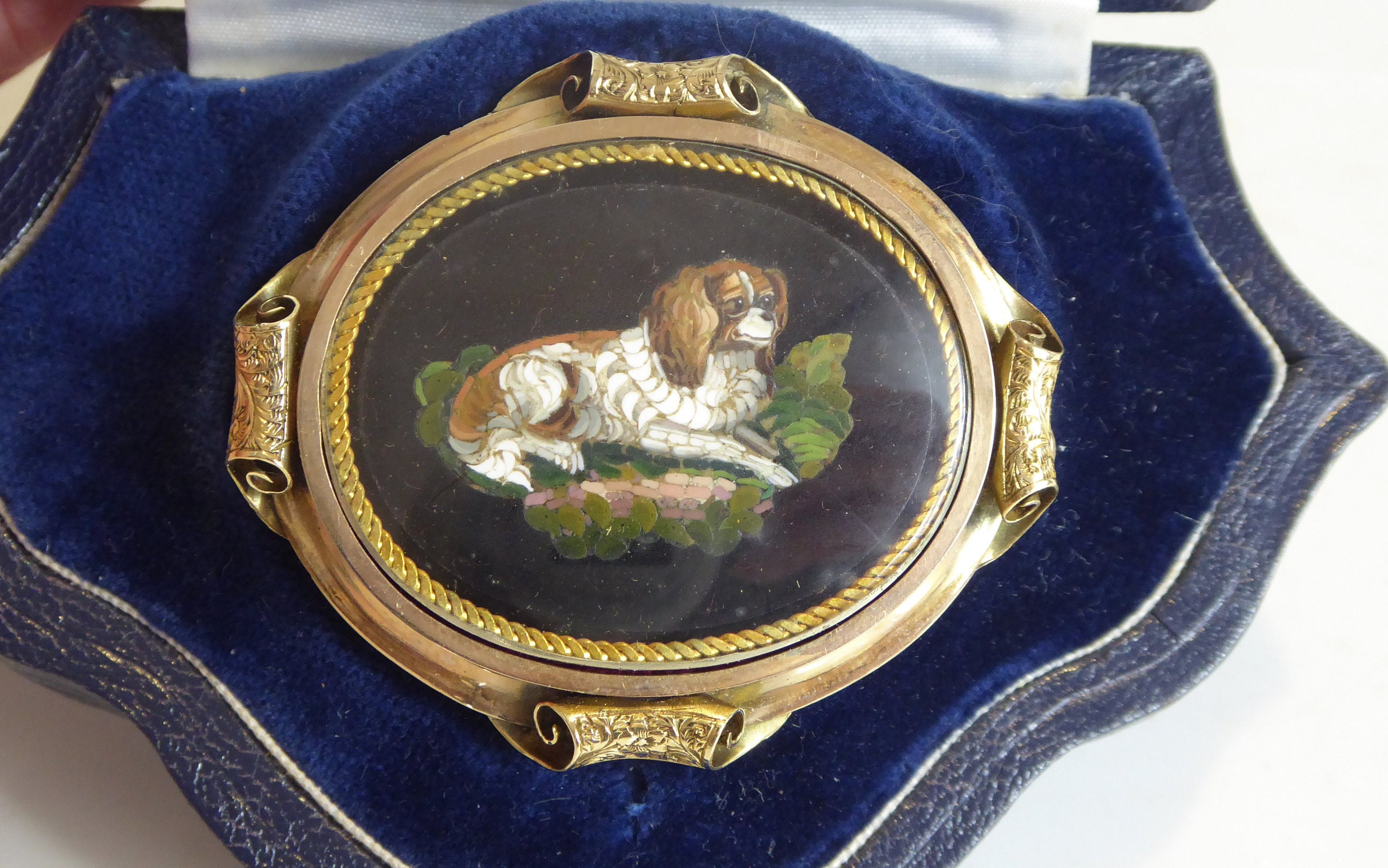 Broche Pomponne Micro-Mosaïque Chien - Plaqué Or - Pâte De Verre - Occasion Bon État
