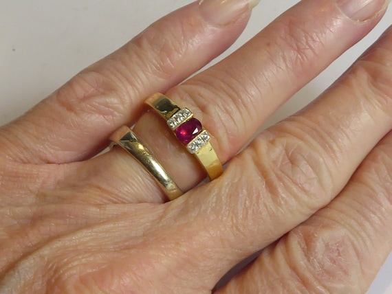 Fine 18ct Solid Gold Ruby & Diamond Ring - image 10