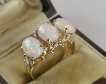 Fijne Victoriaanse stijl 9ct massief gouden drie opaal ring