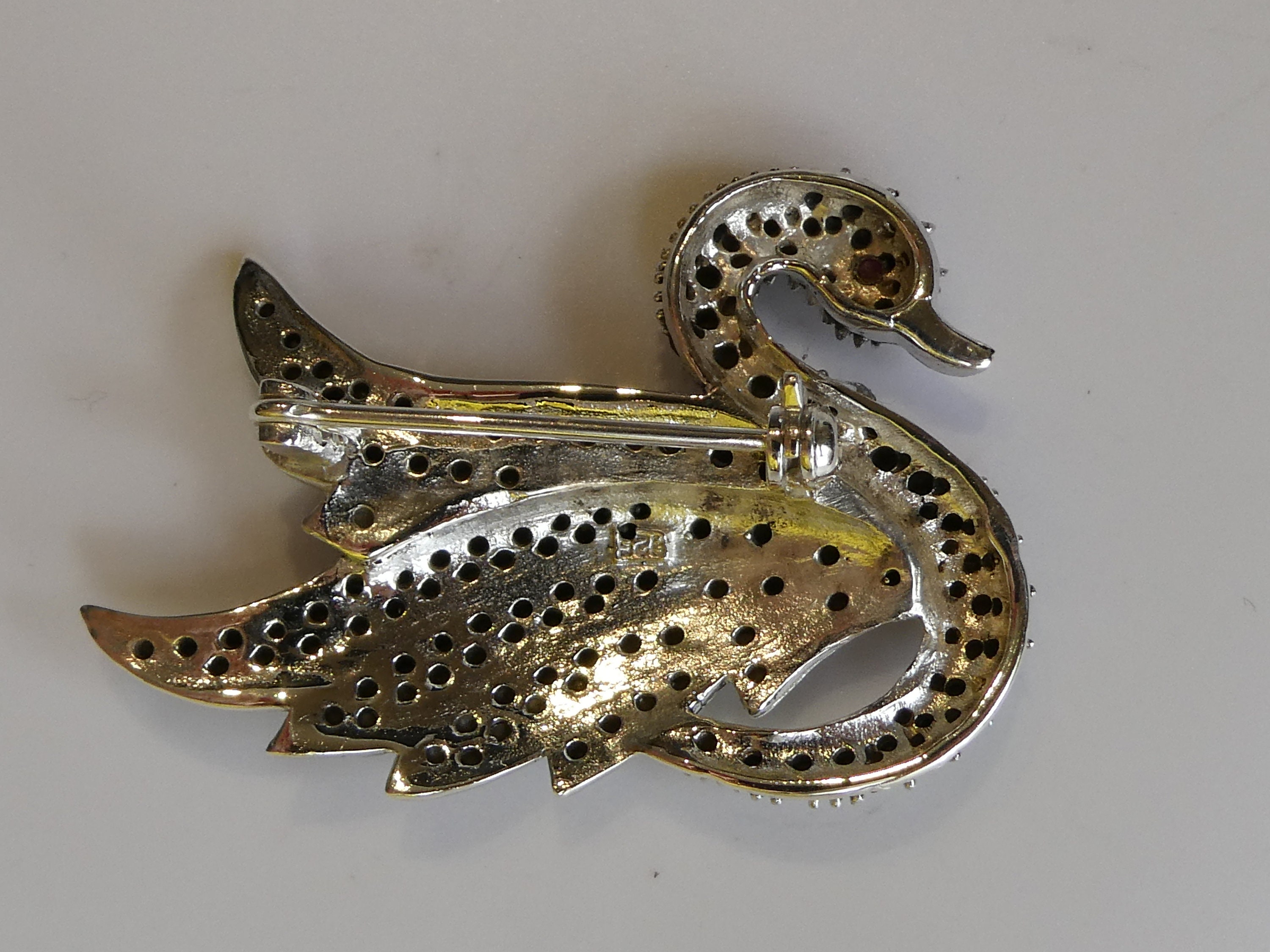 Broche cygne sertie de rubis et de marcassite en argent