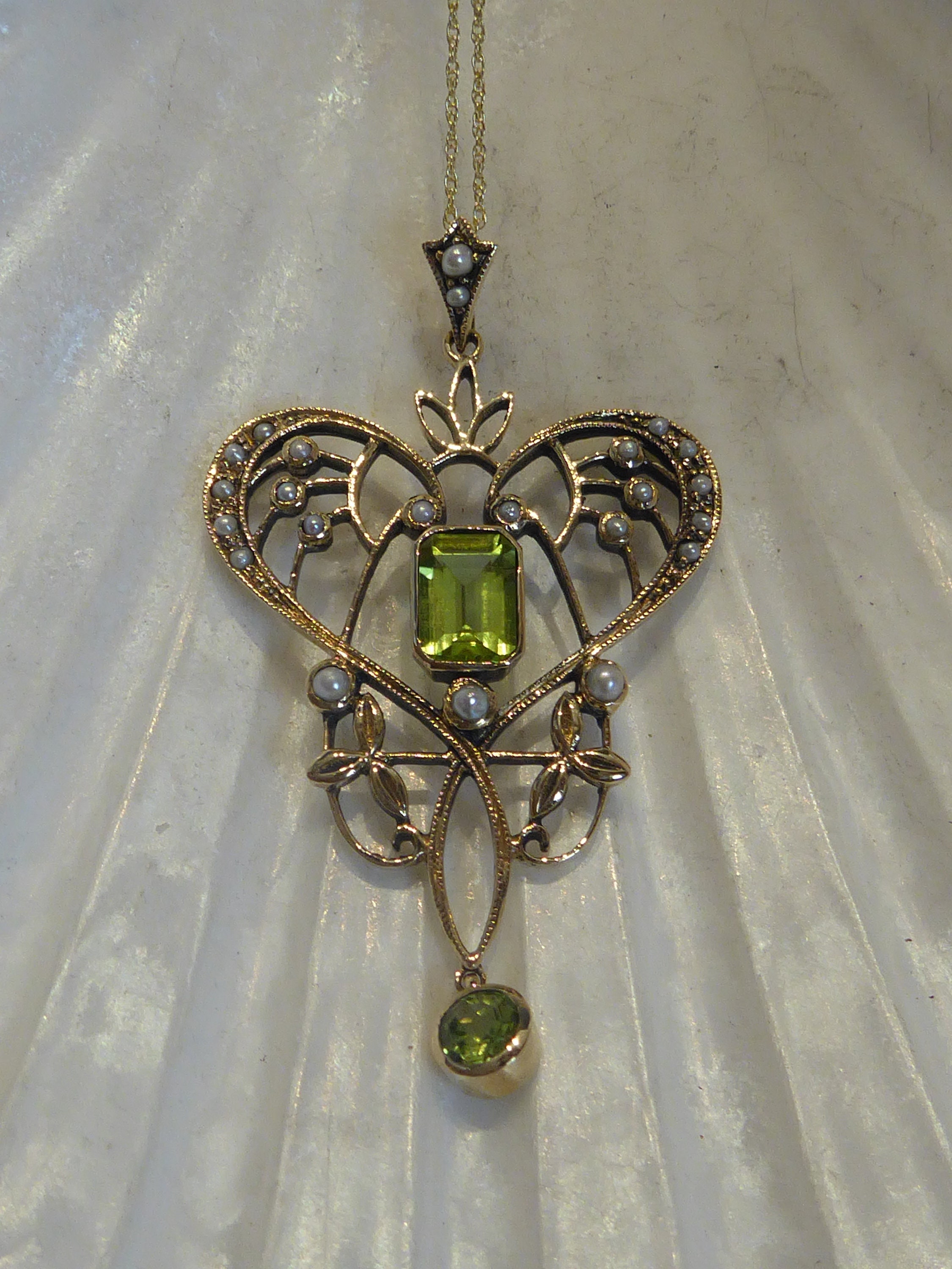 9カラットゴールドのチェーンにあしらわれた美しい9カラットゴールドの