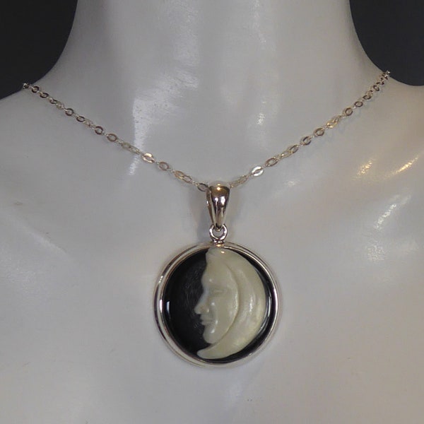 Collier pendentif demi-lune en argent onyx et nacre