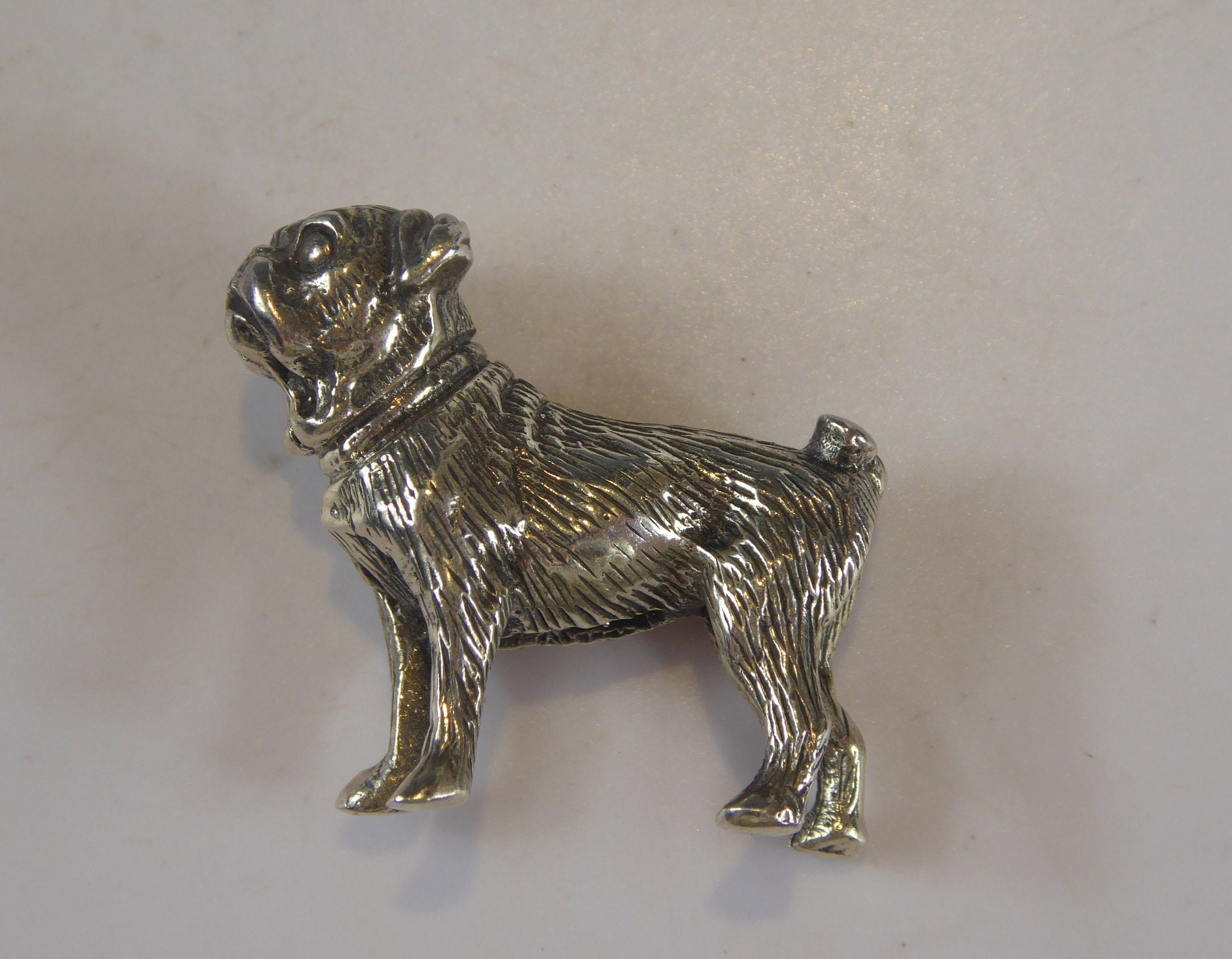 かわいいミニチュアソリッドシルバーパグ犬フィギュア - Etsy 日本