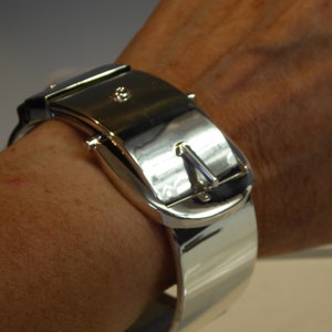 Brazalete ancho con hebilla de plata pesada
