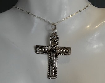 Pendentif croix en argent serti de grenat sur chaîne en argent