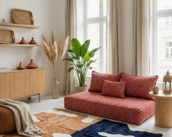 Bohemianische Wohndekoration, Wohnzimmer im Ethno-Stil, Ethno-Bodensofa, Kissen im Berber-Stil: Ein 1,50 cm langes Bodenkissen mit 3 Kissen