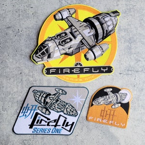 Puede incluir: Tres parches bordados con la nave Serenity de la serie de televisión Firefly. Los parches son amarillos, naranja y azul con el texto "Firefly Series One" en cada uno.