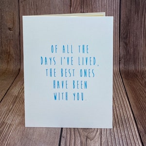 K&ouml;nnte beinhalten: Eine wei&szlig;e Karte mit blauem Text, der lautet: "Von all den Tagen, die ich gelebt habe, waren die besten mit dir."