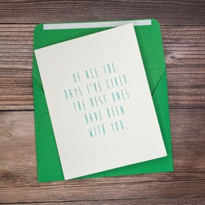 K&ouml;nnte beinhalten: Eine gr&uuml;ne Karte mit einem wei&szlig;en Umschlag. Die Karte tr&auml;gt den Text "Von all den Tagen, die ich gelebt habe, waren die besten mit dir."