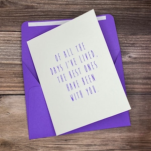 K&ouml;nnte beinhalten: Eine wei&szlig;e Karte mit violetter Schrift, auf der steht: "Von all den Tagen, die ich gelebt habe, waren die besten mit dir."