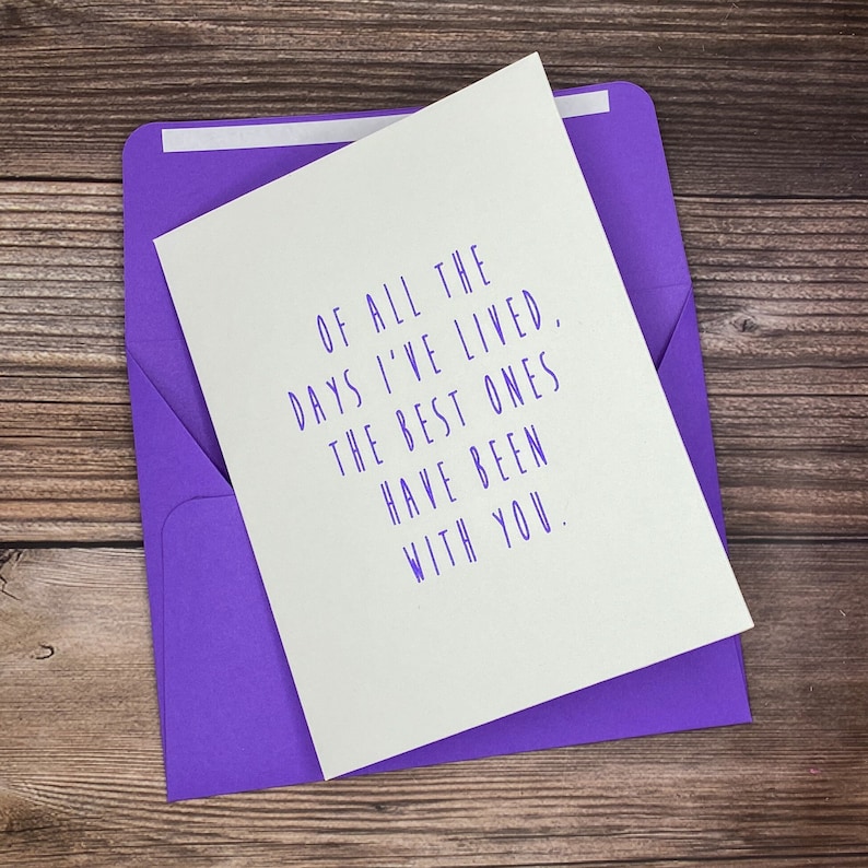 K&ouml;nnte beinhalten: Eine wei&szlig;e Karte mit violetter Schrift, auf der steht: "Von all den Tagen, die ich gelebt habe, waren die besten mit dir."