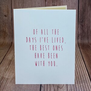 K&ouml;nnte beinhalten: Eine wei&szlig;e Karte mit rosa Text, auf der steht: "Von all den Tagen, die ich gelebt habe, waren die besten mit dir."