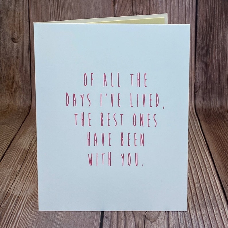 K&ouml;nnte beinhalten: Eine wei&szlig;e Karte mit rosa Text, auf der steht: "Von all den Tagen, die ich gelebt habe, waren die besten mit dir."