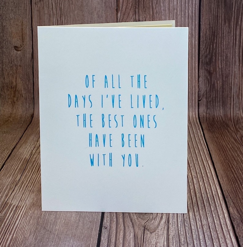 K&ouml;nnte beinhalten: Eine wei&szlig;e Karte mit blauem Text, der lautet: "Von all den Tagen, die ich gelebt habe, waren die besten mit dir."