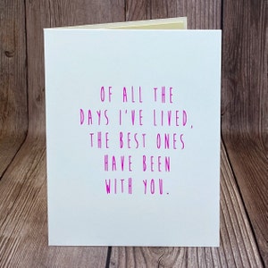 K&ouml;nnte beinhalten: Eine wei&szlig;e Karte mit pinkfarbenem Text, der lautet: "Von all den Tagen, die ich gelebt habe, waren die besten mit dir."