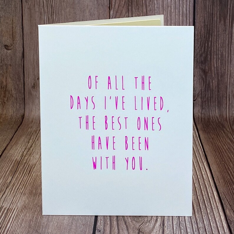 K&ouml;nnte beinhalten: Eine wei&szlig;e Karte mit pinkfarbenem Text, der lautet: "Von all den Tagen, die ich gelebt habe, waren die besten mit dir."