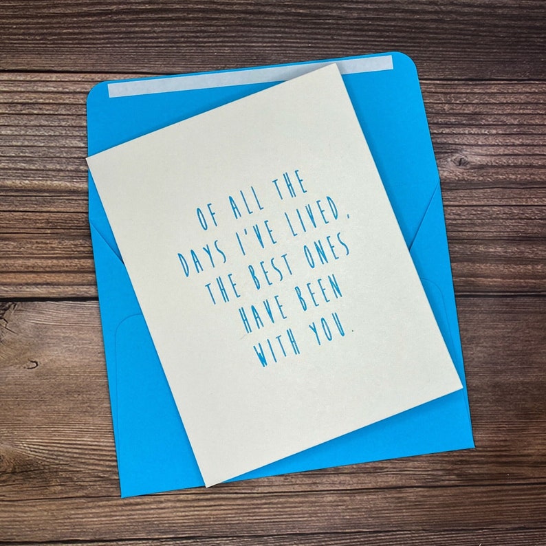 K&ouml;nnte beinhalten: Eine wei&szlig;e Karte mit blauem Text, der lautet: "Von all den Tagen, die ich gelebt habe, waren die besten mit dir."