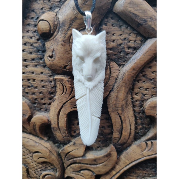 Totem spirituel plume de loup en os, pendentif amulette sculpté à la main