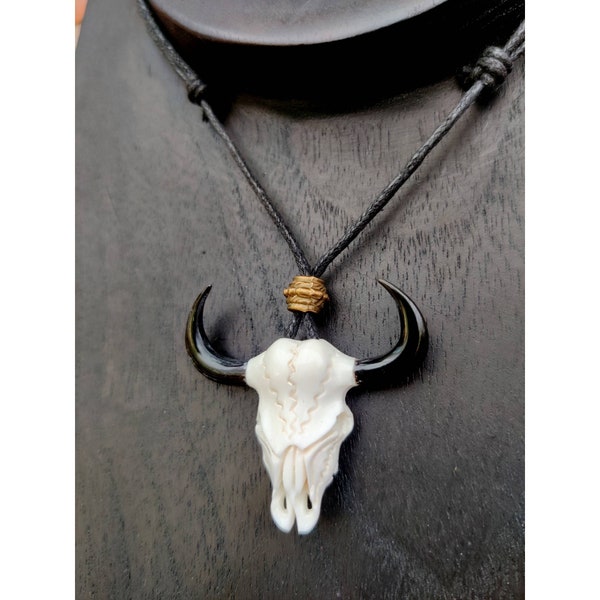 Pendentif tête de buffle, sculpté à la main à partir d'os et de corne