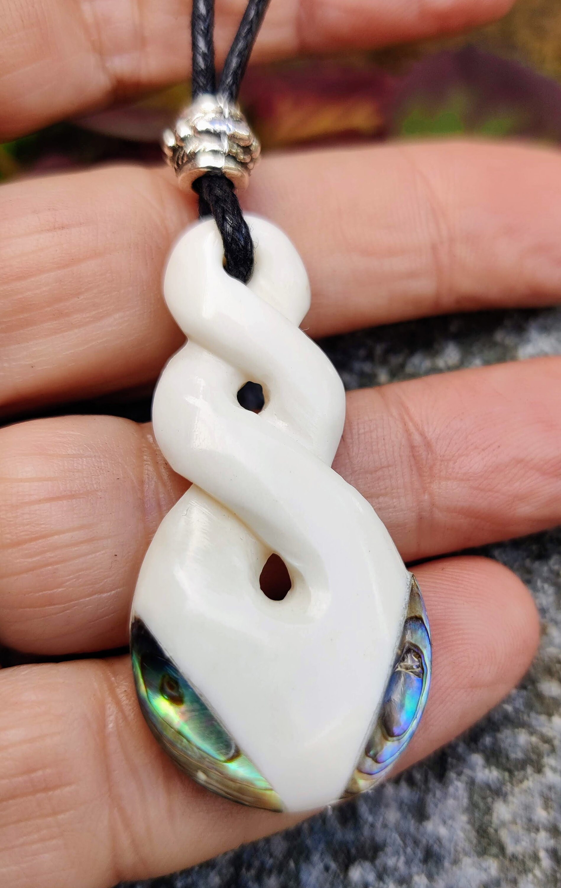 Maori Double Twist Inlaid Paua Shell & Water Buffalo Bone Pendant Necklace – Natural