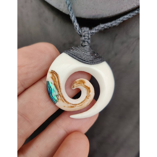 Pendentif spirale en os de style maori, avec incrustation de coquillages paua, vague éternelle