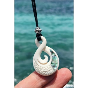 Bone Twist Eternal Wave Anhänger im Maori Stil, mit Perlmutt Muschel