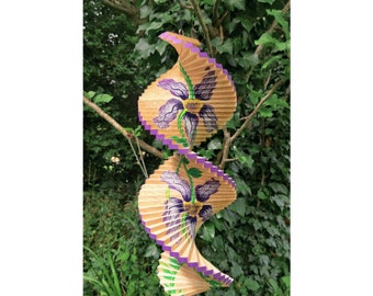 Girandola a vento in legno naturale con motivo floreale viola, decorazione da giardino.