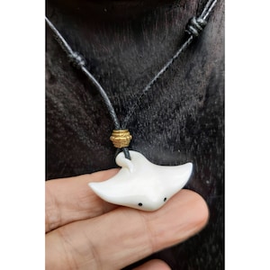 Colgante de manta raya tallado a mano en hueso, collar ajustable