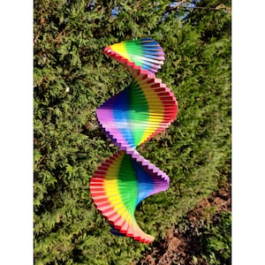 Pu&ograve; includere: Un mulino a vento arcobaleno colorato con un design a spirale. Il mulino &egrave; fatto di legno ed &egrave; dipinto con un motivo arcobaleno.