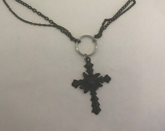Cruz negra gótica con collar de rosas, colgante de acero inoxidable y cadena