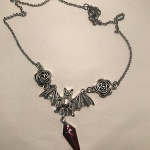Precioso murciélago vampiro fallecido y collar de ataúd
