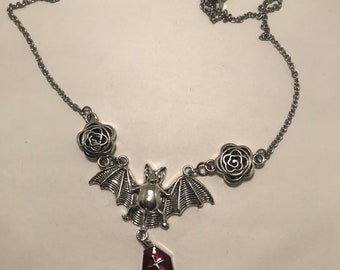 Caro defunto pipistrello vampiro e collana bara