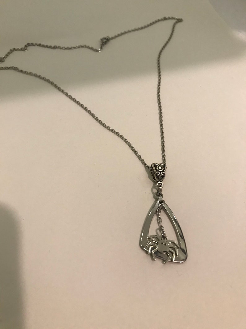 Coralinee-inspirerat halsband med Seeing Stone och den andra modern, rostfritt stål, spindelhalsband, spindelörhängen bild 1