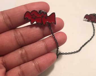Spille rosse per il colletto dei pipistrelli